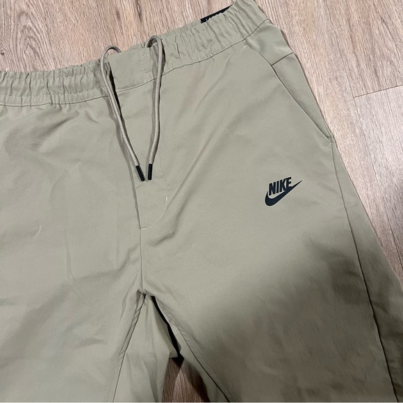 Nike Sportswear Woven Pants Men's Khaki Tapered Legs Size Medium - Picture 4 of 5